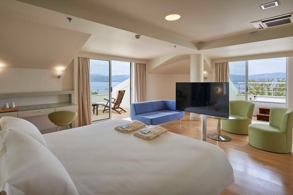 Bed, Natural landscape, TV and multimedia, Photo of the whole room, Seating area, Lake view, Mountain view