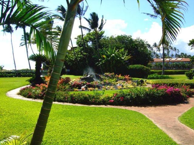 Waiohuli Beach Hale #D-221 Oceanfront View, Amazing Sunsets, Pool in Complex Apartment in Kihei