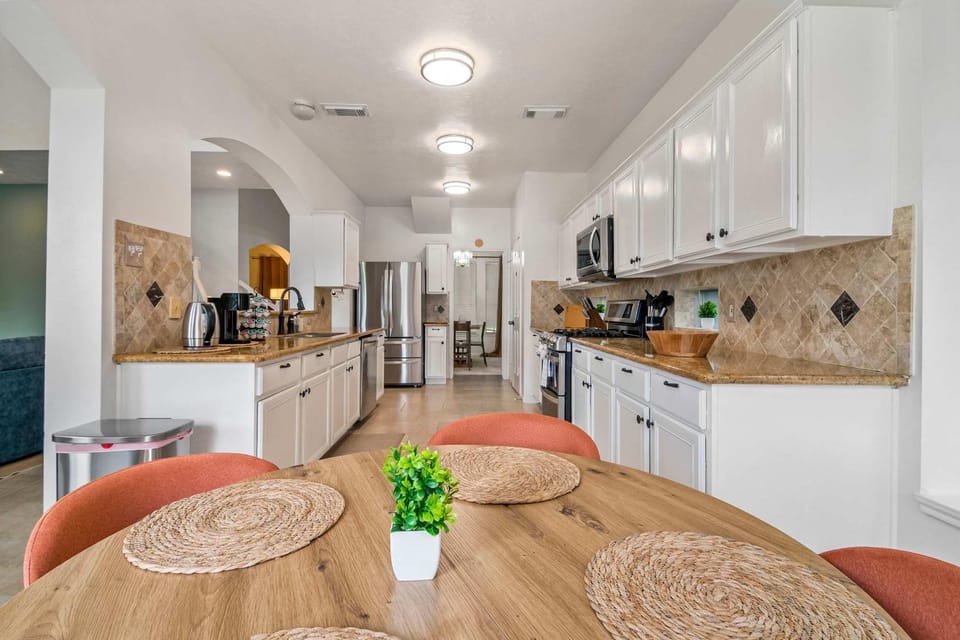Coffee/tea facilities, Kitchen or kitchenette, Dining area, dishwasher, oven, stove, toaster