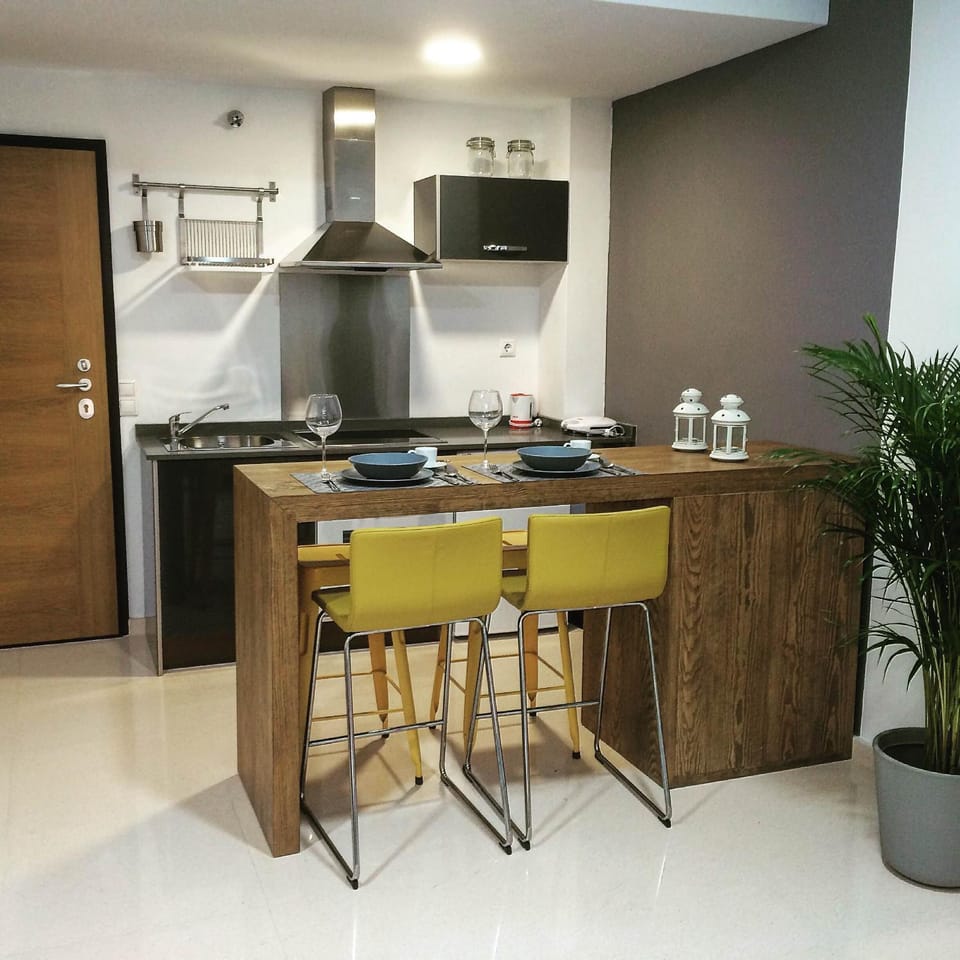 Kitchen or kitchenette, Dining area