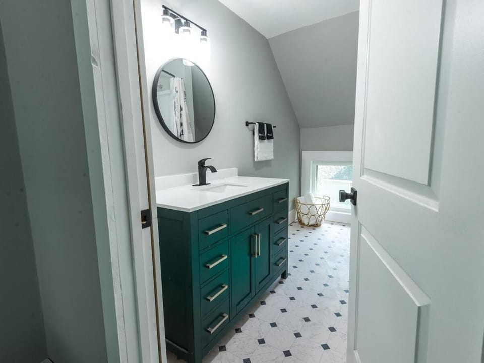 2-Bedroom renovated home on the way to Acadia House in Ellsworth