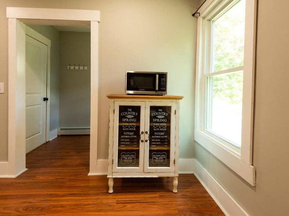 2-Bedroom renovated home on the way to Acadia House in Ellsworth