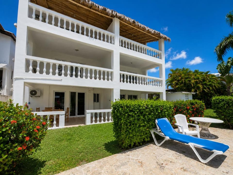 Property building, Patio, Balcony/Terrace, Garden view