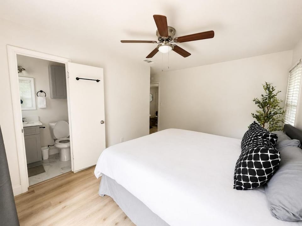 Champions Corner - 11 Min Walk to AT&T - 10 Guests House in Arlington