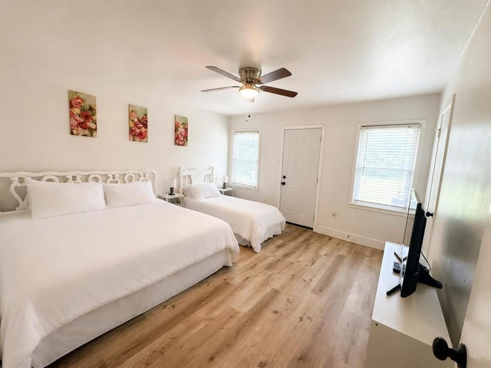Champions Corner - 11 Min Walk to AT&T - 10 Guests House in Arlington