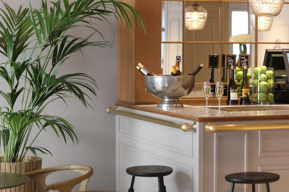 Lounge or bar