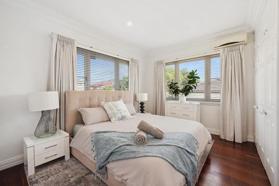 Bedford Pool Oasis & Guesthouse - Sleeps 10 House in Bayswater
