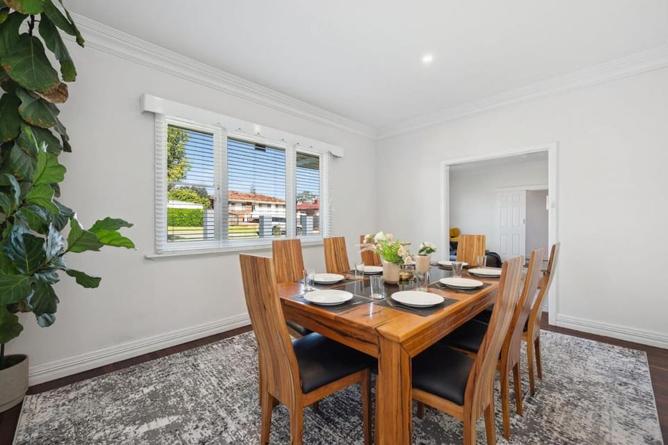 Bedford Pool Oasis & Guesthouse - Sleeps 10 House in Bayswater