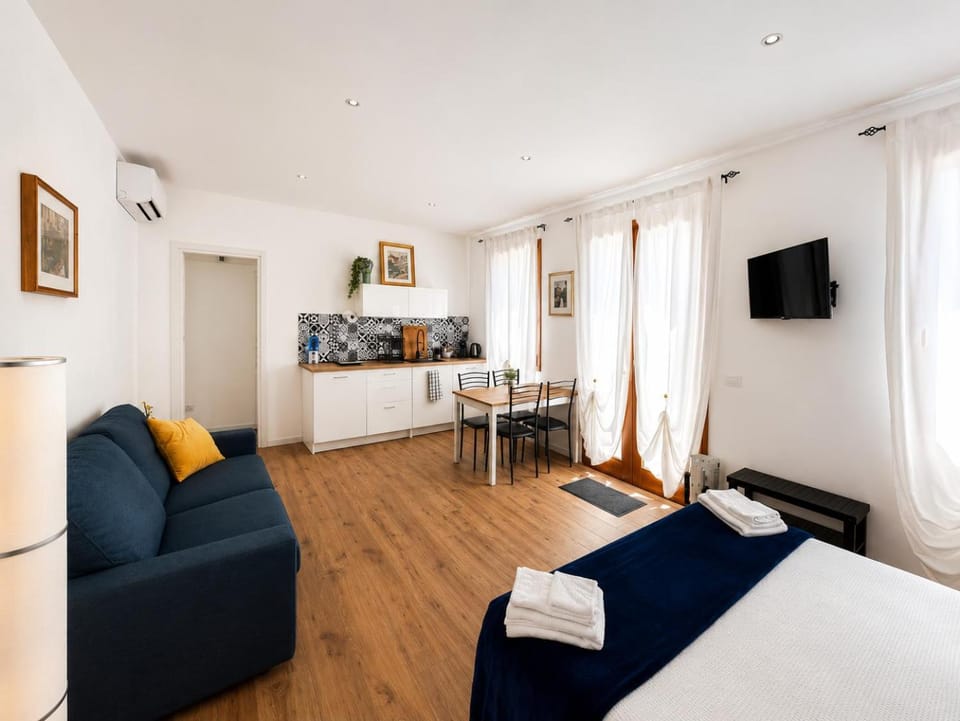 Bed, TV and multimedia, Living room, Photo of the whole room, Seating area, Dining area