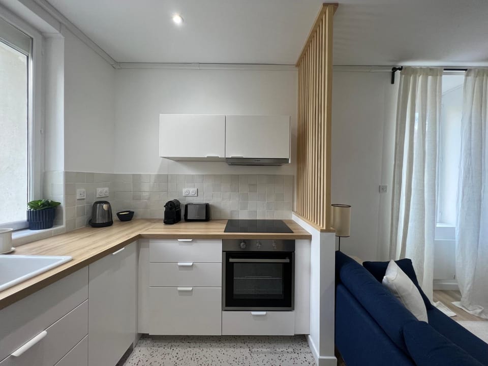 Coffee/tea facilities, Kitchen or kitchenette, dishwasher, oven, stove, toaster