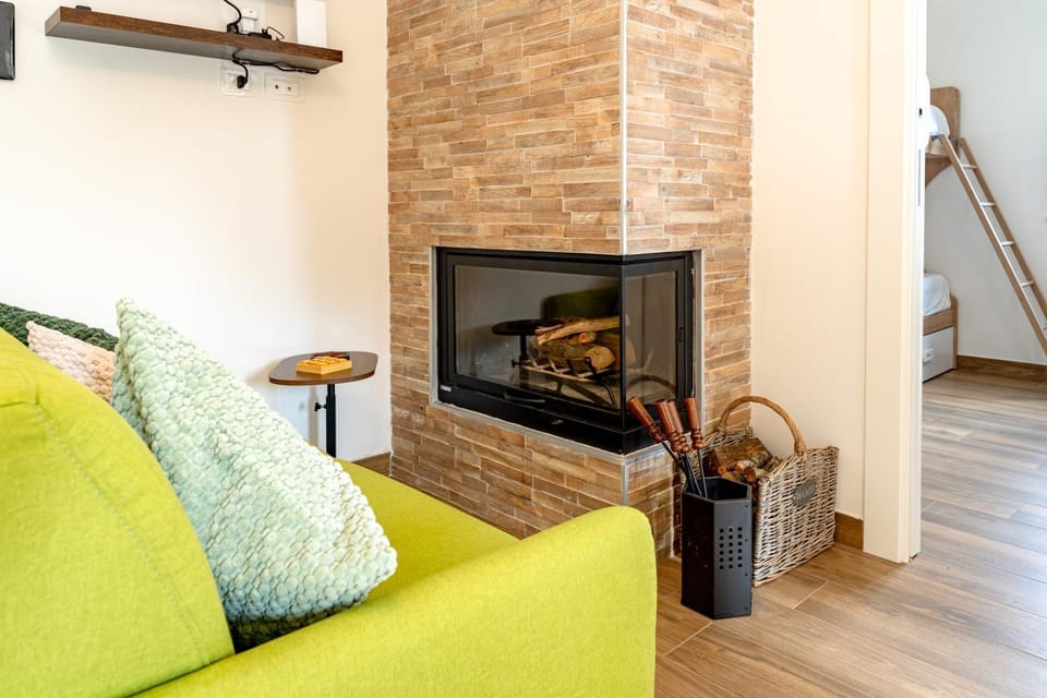Living room, fireplace, internet