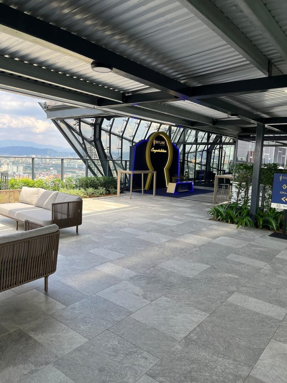 View (from property/room), Balcony/Terrace, Seating area, City view, Mountain view