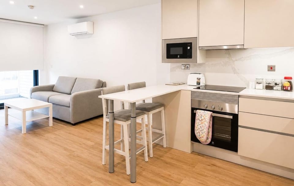 Victory Suites, - Swimming Pool and Gym, Close to Beach and Ocean Village Vacation rental in Gibraltar