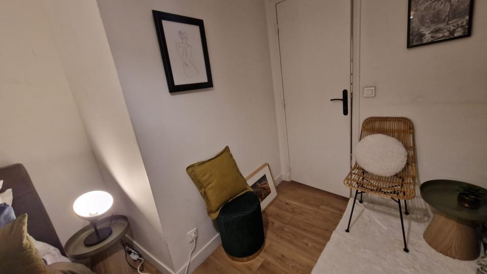 2minute gare Montparnasse ,center, a ,5 minute Eifel tour ,Louvre meusm ,1 mins Notre Dame of Paris ,front metro, aesome place Vacation rental in Paris