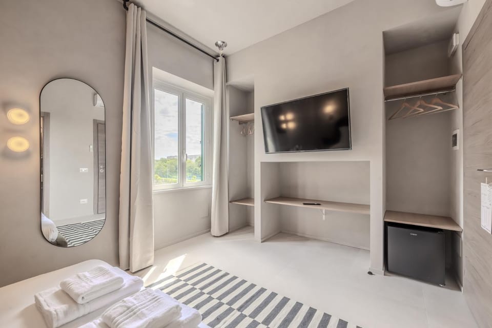 Bed, TV and multimedia, Photo of the whole room, Bedroom