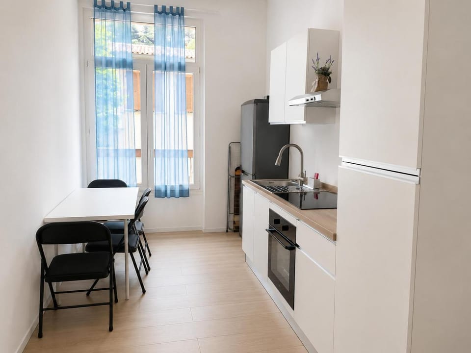 Spacious 3BR Retreat 15 min to Milan and Metro Apartment in Milan