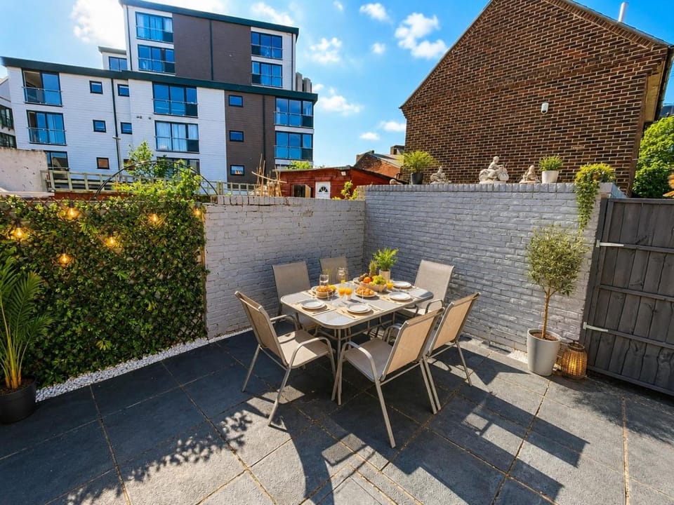 Poole Coastal House Sleeps 8 Near Sandbanks House in Poole