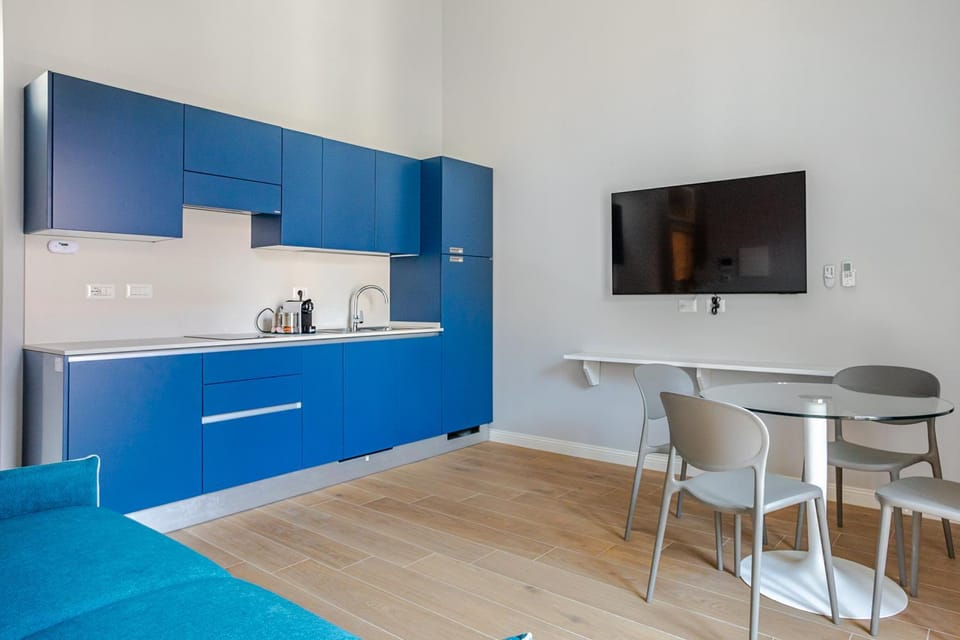 TV and multimedia, Kitchen or kitchenette, Dining area, oven, stove