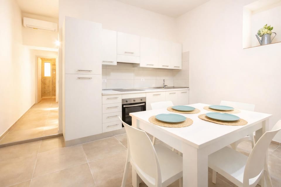 Kitchen or kitchenette, Dining area, stove