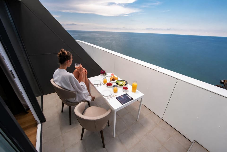People, Natural landscape, View (from property/room), Balcony/Terrace, Living room, Food and drinks, Seating area, Dining area, Food, Guests, Sea view, Drinks, group of guests