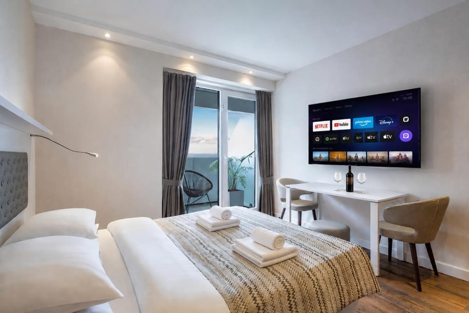 Communal lounge/ TV room, Bed, TV and multimedia, Living room, Photo of the whole room, Seating area, Evening entertainment, Bedroom, towels