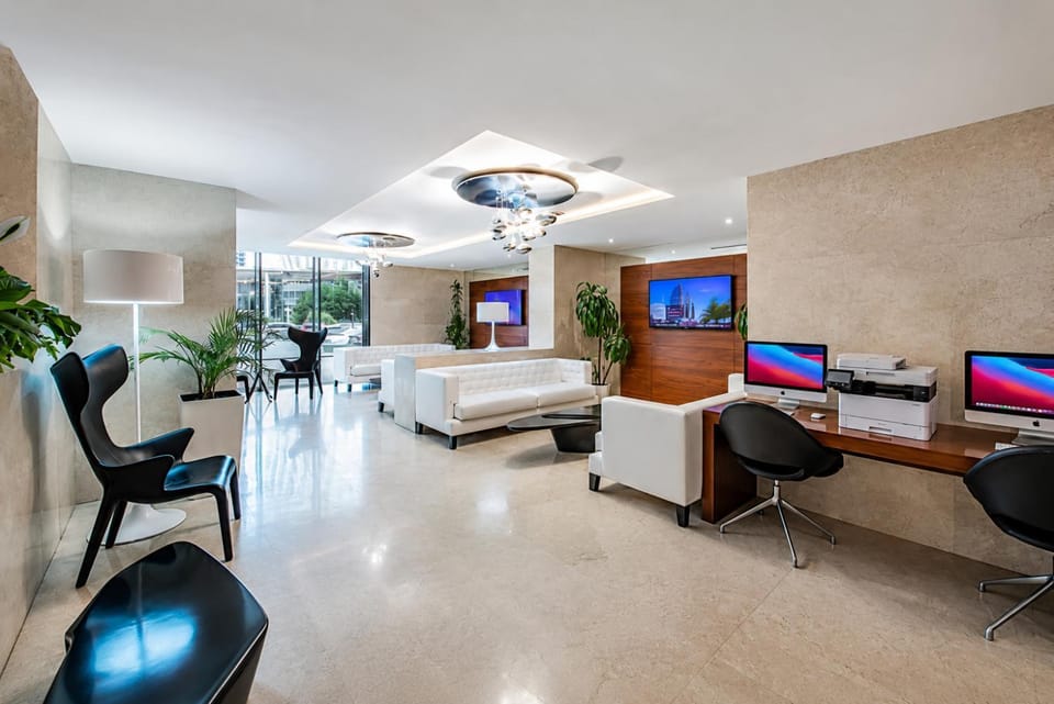 Communal lounge/ TV room, Bed, TV and multimedia, Living room, Photo of the whole room, Seating area, Evening entertainment, Bedroom, hair dresser