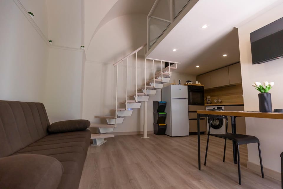 Kitchen or kitchenette, Living room, Seating area, Dining area, oven, stove