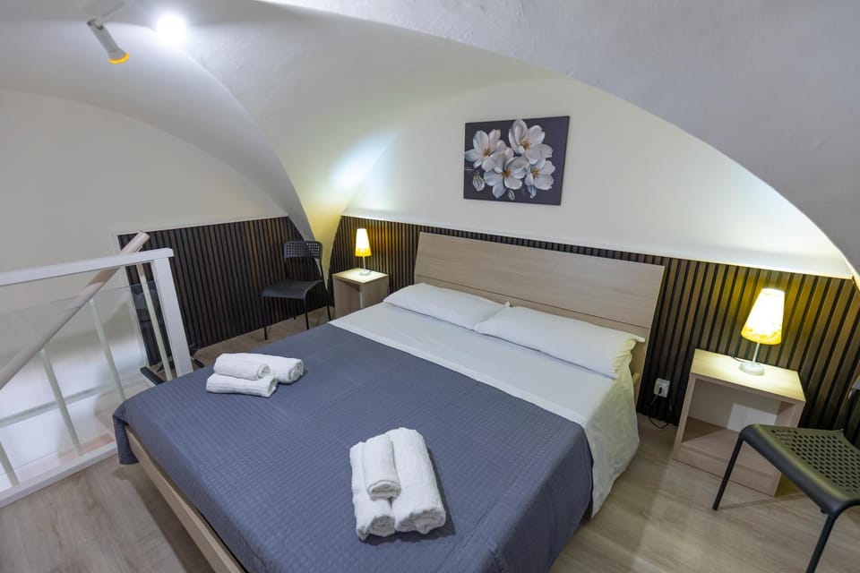Bed, Photo of the whole room, Bedroom, towels