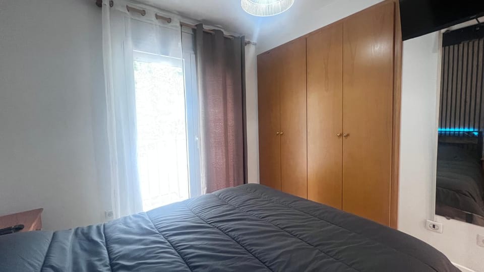 Bed, TV and multimedia, Bedroom, wardrobe