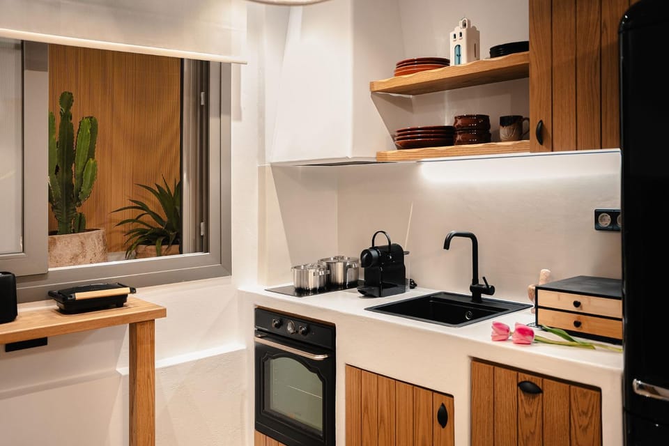 Coffee/tea facilities, Kitchen or kitchenette, oven, stove, toaster
