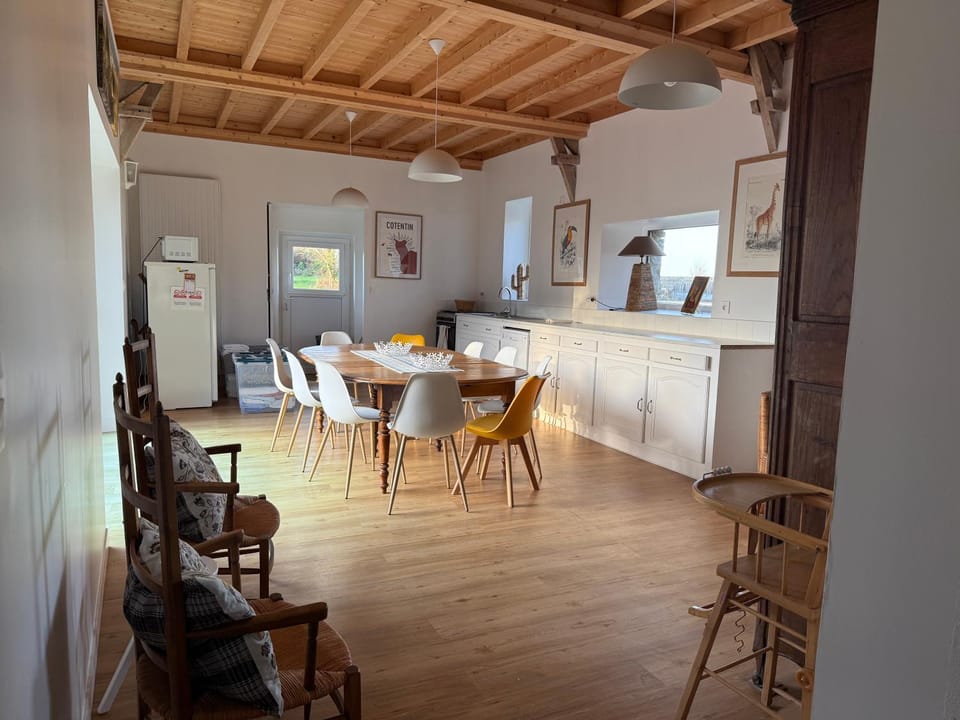 Kitchen or kitchenette, Seating area, Dining area