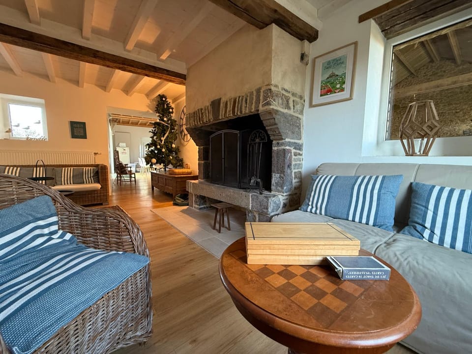TV and multimedia, Living room, Seating area, fireplace