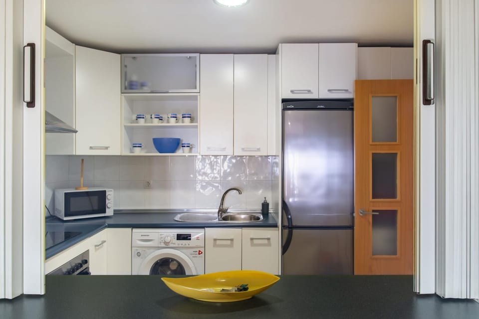 Kitchen or kitchenette, oven, washing machine