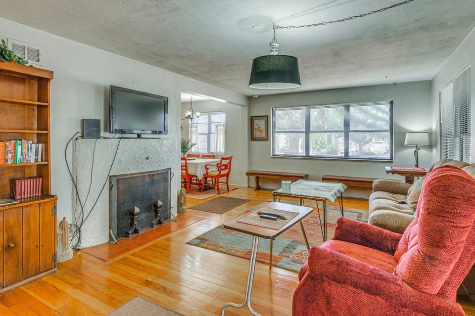 Highly Walkable Area! Charming Roswell Bungalow House in Roswell