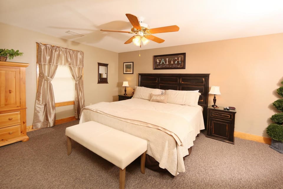 Call this Quiet Condo home for your Mountain Retreat Apartment in Pigeon Forge