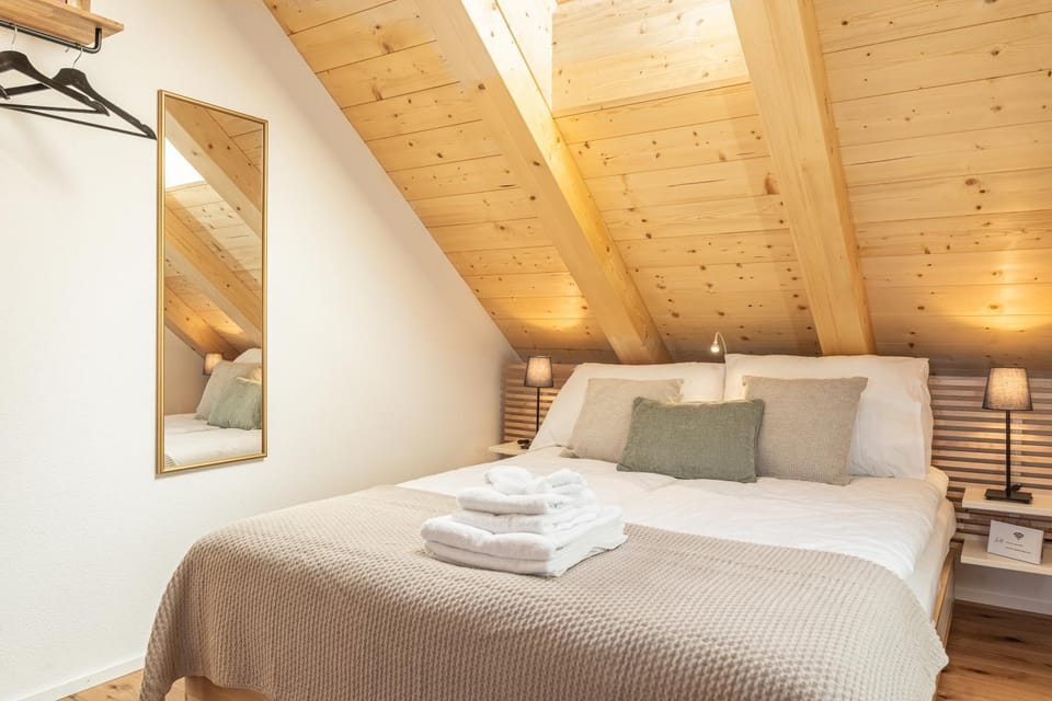 Bedroom, Lake view