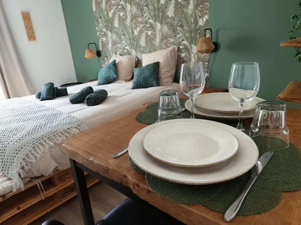 Bed, Dining area