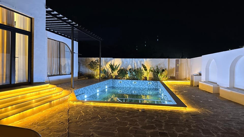 Night, Swimming pool, sunbed