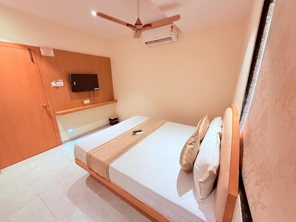 Bed, TV and multimedia, Photo of the whole room, air conditioner