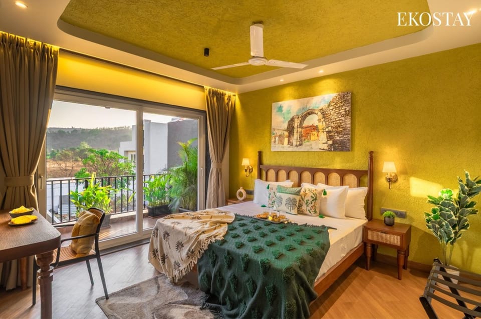 Bed, Photo of the whole room, Seating area, Bedroom