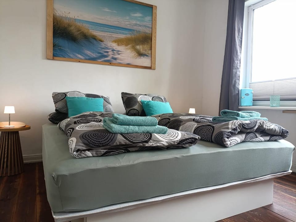 Bed, Bedroom, minibar, towels