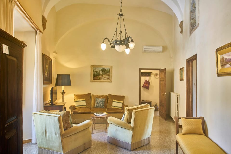 Communal lounge/ TV room, Living room, Seating area, heating, air conditioner