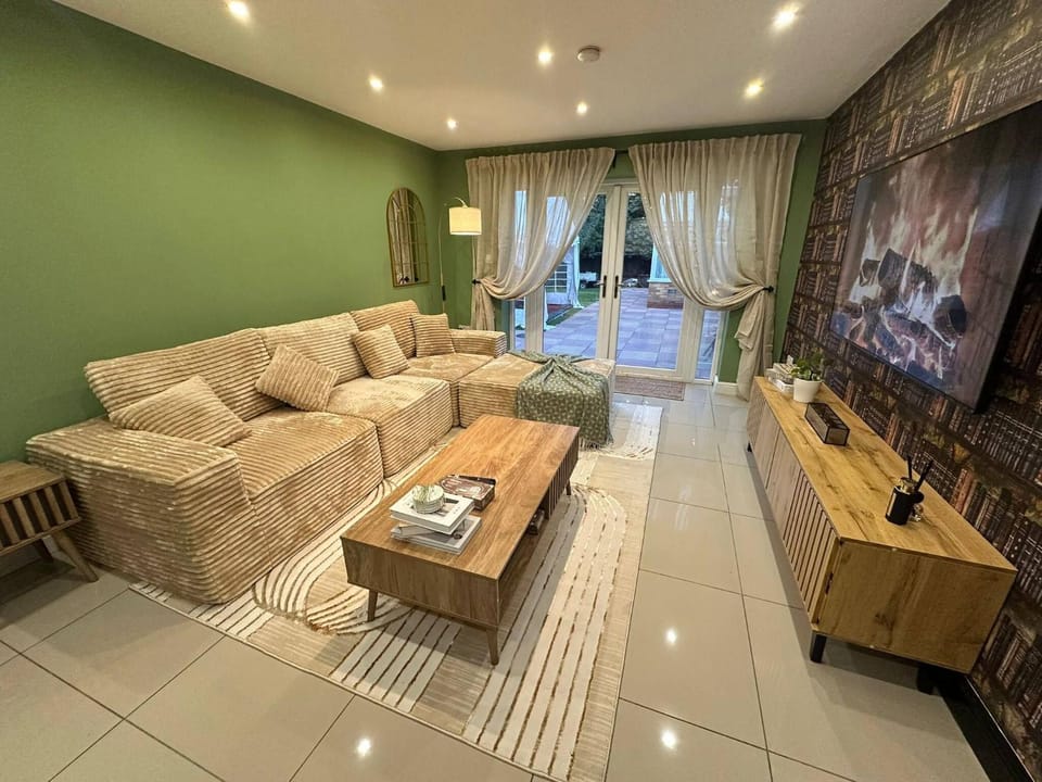 Stylish 2 Bed Flat Parking Sutton Coldfield Apartment in The Royal Town of Sutton Coldfield