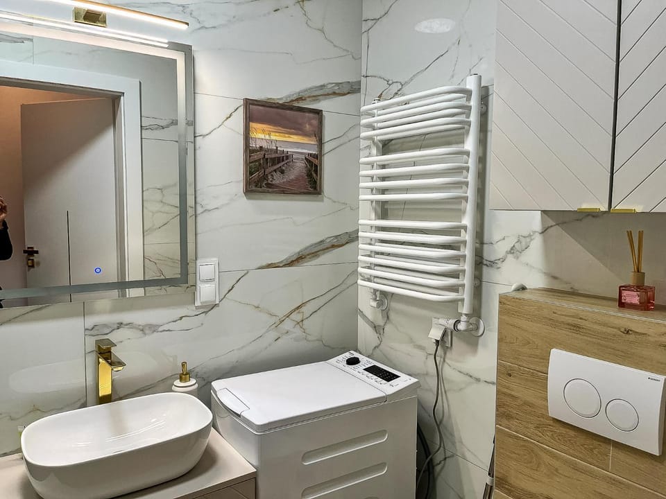 Shower, Toilet, Bathroom, towels