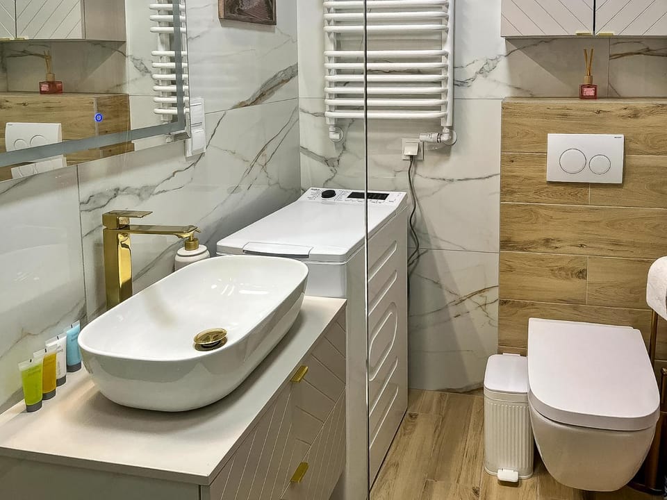 Toilet, Bathroom, towels