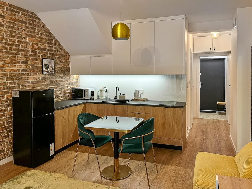 Coffee/tea facilities, Kitchen or kitchenette, Living room, Seating area, Dining area, oven, stove