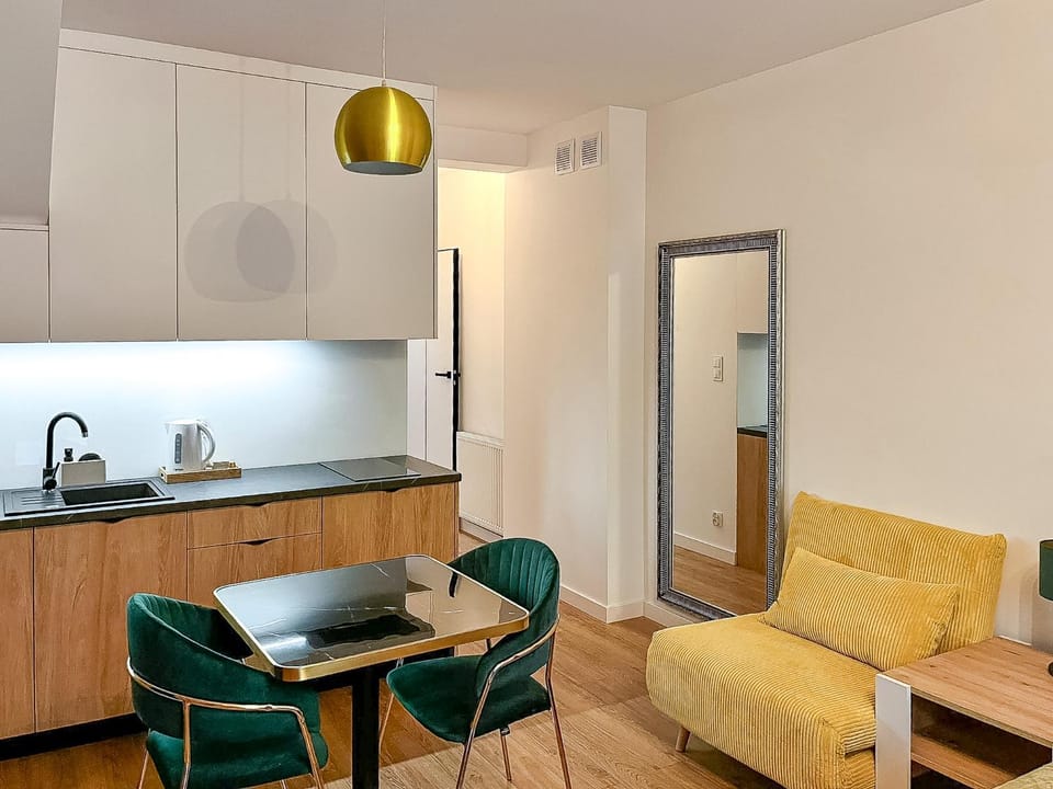 Kitchen or kitchenette, Living room, Seating area, Dining area