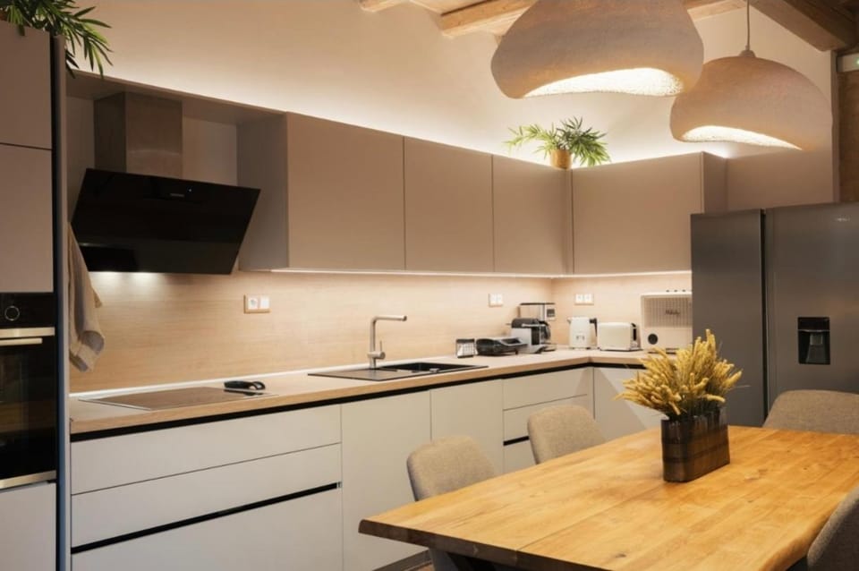Kitchen or kitchenette, Dining area