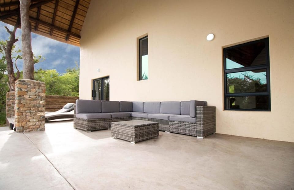 Marlove Cottage - Pool - Free-Roaming Wildlife Villa in South Africa