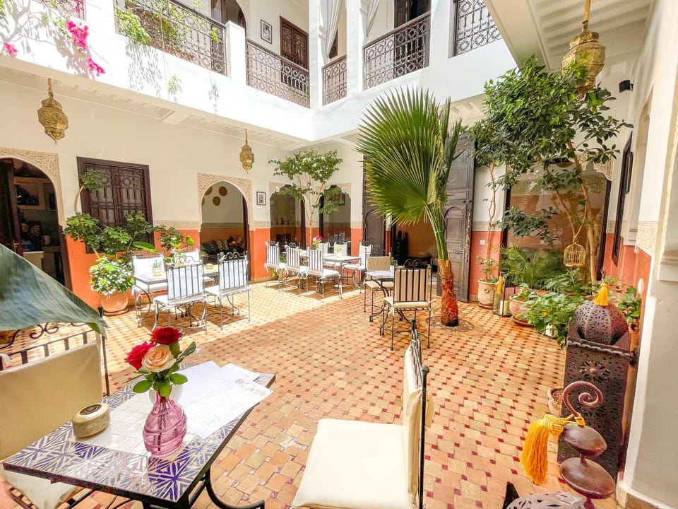 Property building, Patio, Restaurant/places to eat, Day, Living room, Banquet/Function facilities, Seating area, Breakfast